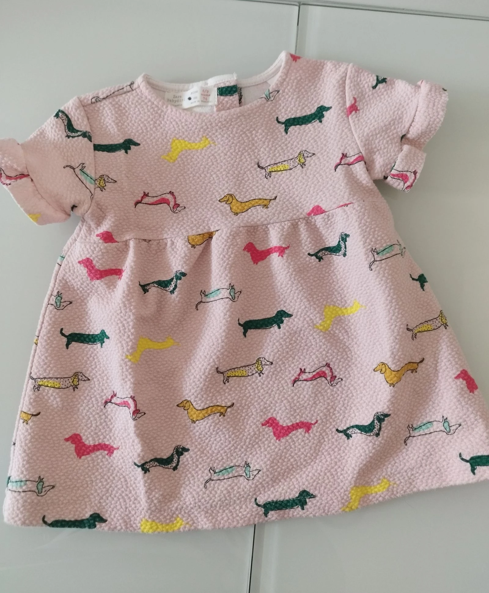 Vestido rosa de manga corta con dibujos de perros teckel 6-9 meses